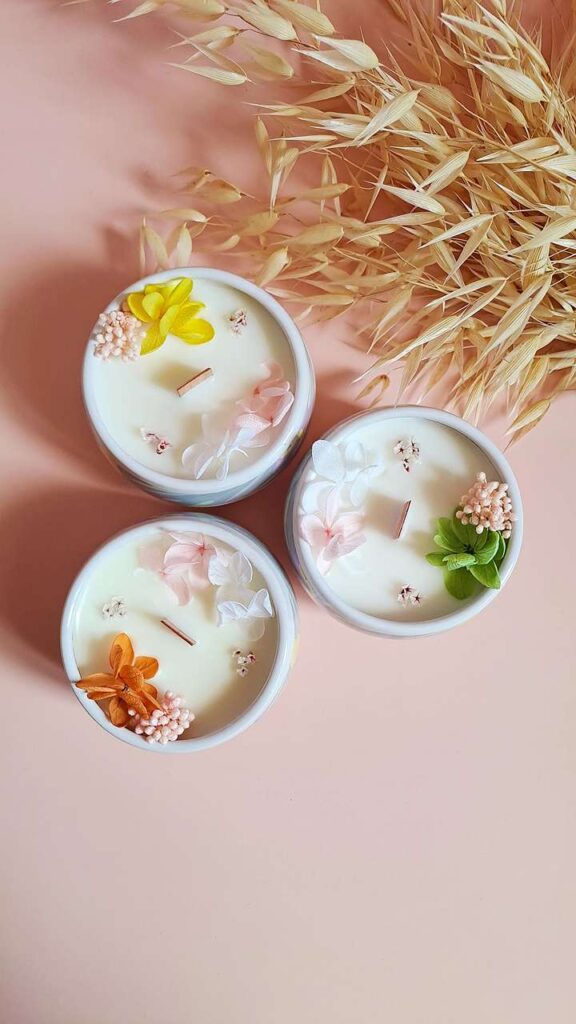 Bougies Artisanales Naturelles Parfumées et Fleuries | FRANGiPANiER & JASMiN | PÊCHE & MONOÏ | POiRE & FREESiA