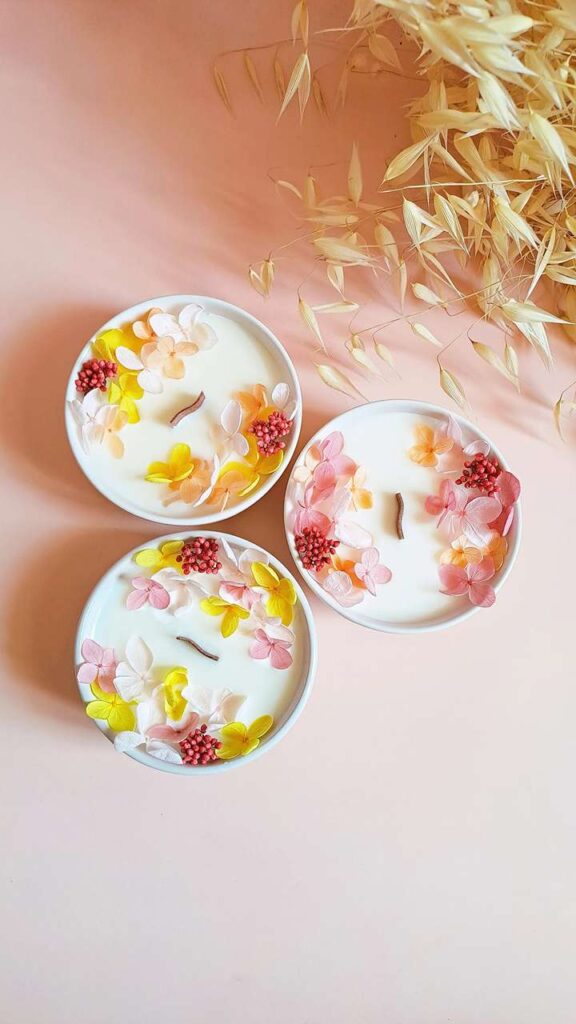 Bougies Artisanales Naturelles Parfumées et Fleuries | FLEUR DE FRANGiPANiER | HiBiSCUS | PÊCHE & MONOÏ