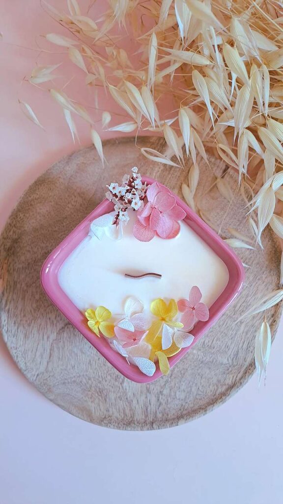 Bougie Artisanale Naturelle Parfumée et Fleurie | FLEUR DE FRANGiPANiER