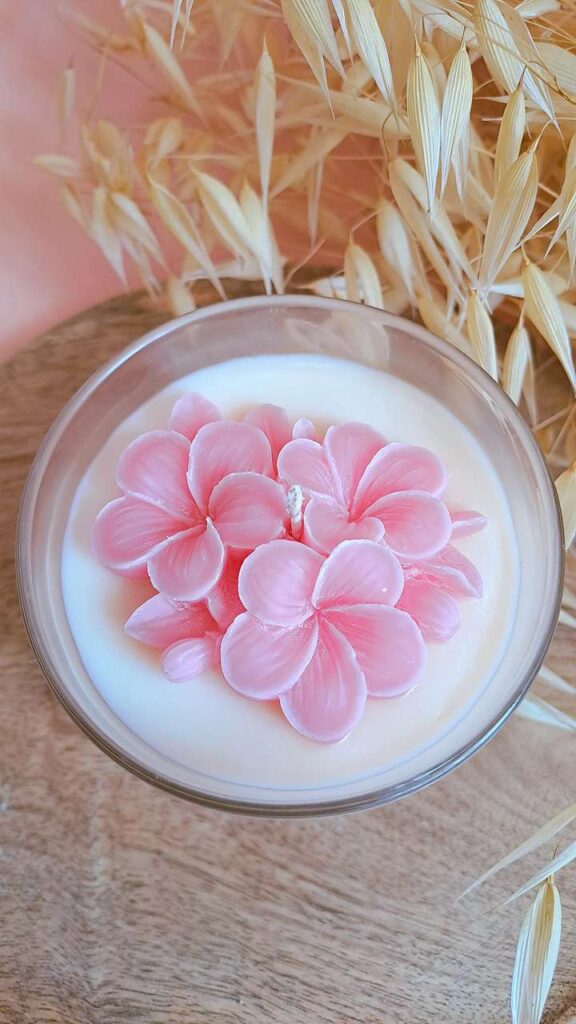Bougie Artisanale Naturelle Parfumée | FLEUR DE FRANGiPANiER
