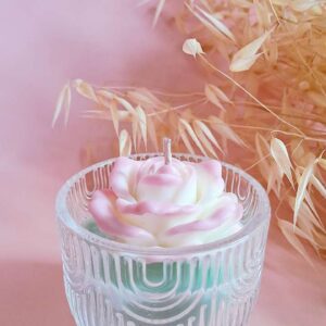 Bougie artisanale en forme de fleur délicate
