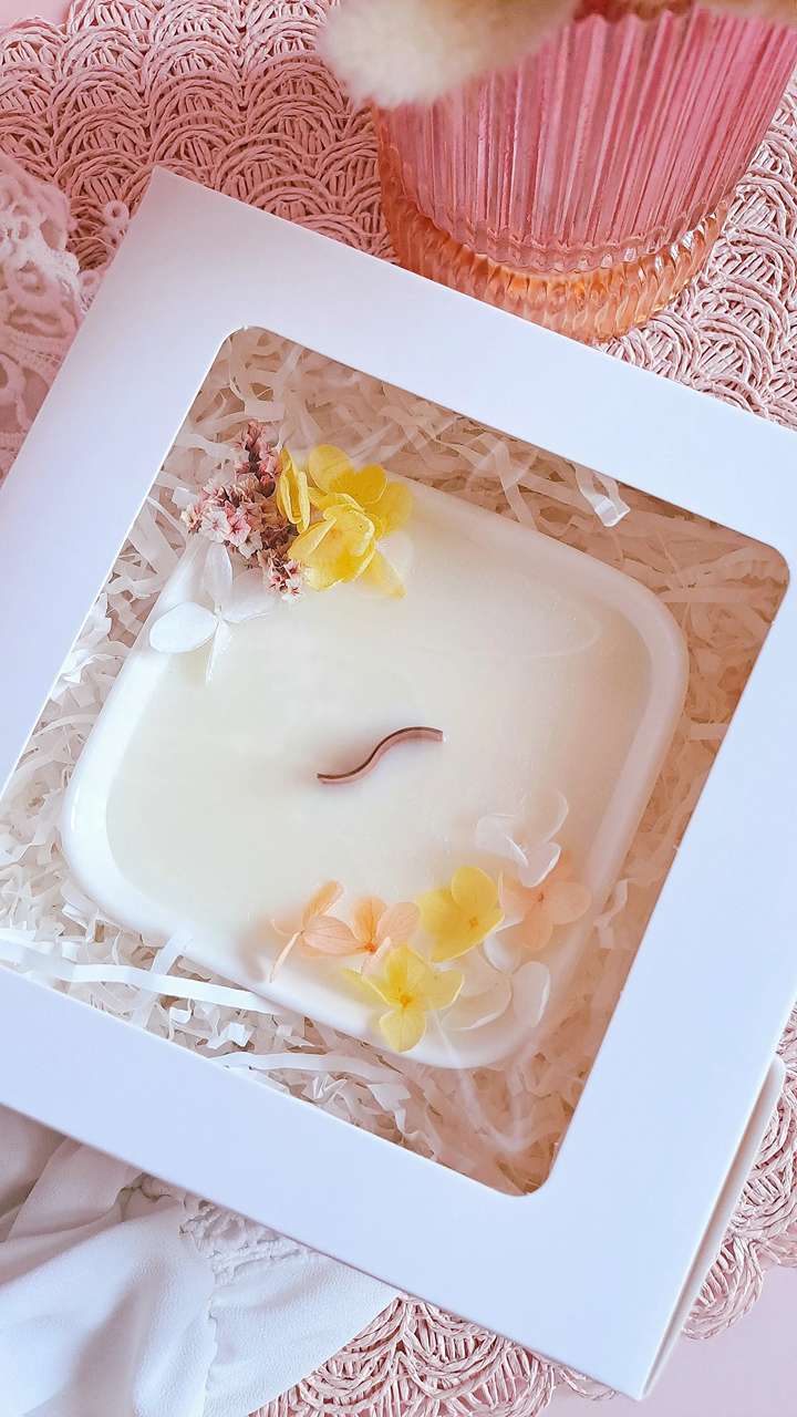 Bougie Artisanale Parfumée et Fleurie | PÊCHE & MONOÏ – Image 4